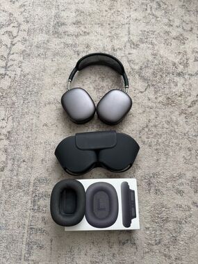 Apple AirPods Max - Space Gray and Black